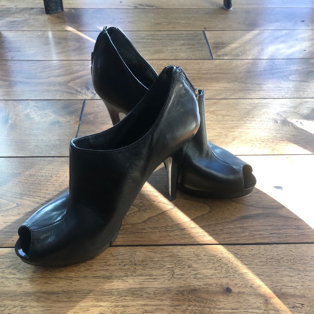 Gorgeous black heeled booties!